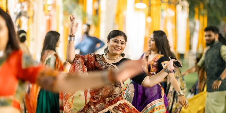 શરદ પૂર્ણિમાનાં ગરબા કરી ખેલૈયાઓએ માતાજીની આરાધના કરી.