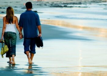 How to strengthen your relationship: રિલેશનશિપ ટીપ્સ, તમારા પાર્ટનરને કેવી રીતે સેફ ફિલ કરાવશો