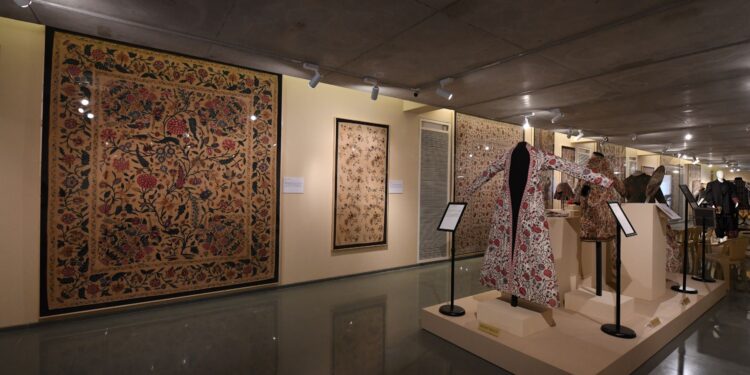 ‘When Indian Flowers Bloomed in Distant Lands’:કસ્તૂરભાઈ લાલભાઈ મ્યુઝિયમમાં માસ્ટરવર્ક્સ ઓફ ટ્રેડ ટેક્સટાઇલ્સ’ પ્રદર્શન