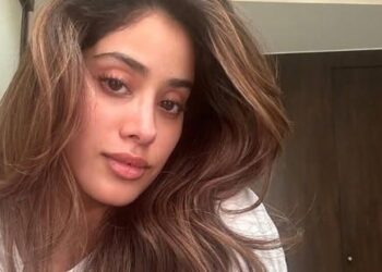 Janhvi Kapoor’s best DIY skincare secrets for a fresh look without makeup: મેકઅપ વિના ફ્રેશ લૂક માટે જાન્હવી કપૂરના શ્રેષ્ઠ DIY સ્કિનકેર સિક્રેટ