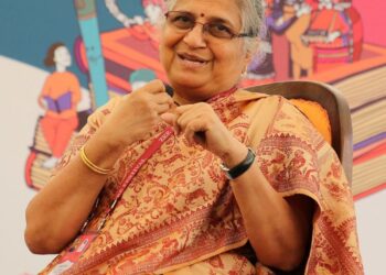 Sudha Murthy in Mahakumbha 2025: મહા કુંભમાં લક્ઝરી કરતાં ભક્તિ પસંદ કરે છે સુધા મૂર્તિ, માત્ર એક નાની બેગ સાથે કૂંભમાં પહોંચ્યા