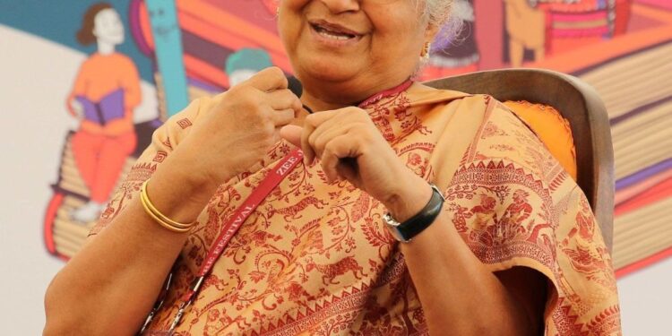 Sudha Murthy in Mahakumbha 2025: મહા કુંભમાં લક્ઝરી કરતાં ભક્તિ પસંદ કરે છે સુધા મૂર્તિ, માત્ર એક નાની બેગ સાથે કૂંભમાં પહોંચ્યા