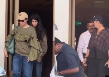Akshay Kumar Spotted At Airport With Twinkle Khanna And Daughter Nitara, Video Goes Viral: ટ્વિંકલ ખન્ના અને પુત્રી નિતારા સાથે એરપોર્ટ પર જોવા મળ્યો અક્ષય કુમાર, વીડિયો થયો વાયરલ