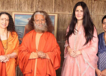 Katrina Kaif in Mahakumbh: કેટરીના કૈફ અને તેની સાસુ વીણા કૌશલે મહા કુંભની લીધી મુલાકાત, પરમાર્થ નિકેતનમાં સમય વિતાવ્યો