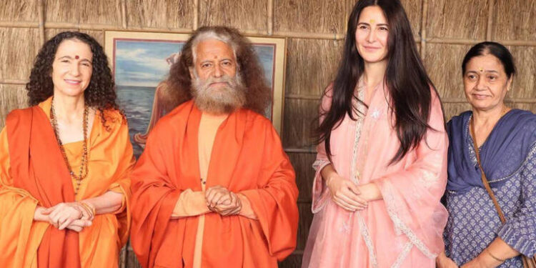 Katrina Kaif in Mahakumbh: કેટરીના કૈફ અને તેની સાસુ વીણા કૌશલે મહા કુંભની લીધી મુલાકાત, પરમાર્થ નિકેતનમાં સમય વિતાવ્યો