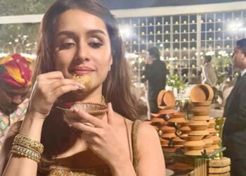 Shraddha Kapoor shows her love for ‘unlimited panipuris’ at a wedding in Ahmedabad: અમદાવાદમાં લગ્નમાં શ્રદ્ધા કપૂરે બતાવ્યો ‘અમર્યાદિત પાણીપુરી’ પ્રત્યેનો પ્રેમ