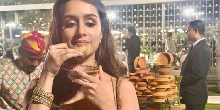 Shraddha Kapoor shows her love for ‘unlimited panipuris’ at a wedding in Ahmedabad: અમદાવાદમાં લગ્નમાં શ્રદ્ધા કપૂરે બતાવ્યો ‘અમર્યાદિત પાણીપુરી’ પ્રત્યેનો પ્રેમ