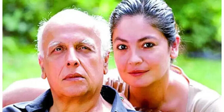 When Pooja Bhatt talked about her infamous kiss with dad Mahesh Bhatt for a magazine: જ્યારે પૂજા ભટ્ટે એક મેગેઝિન માટે પિતા મહેશ ભટ્ટ સાથેની કિસ અંગે વાત કરી