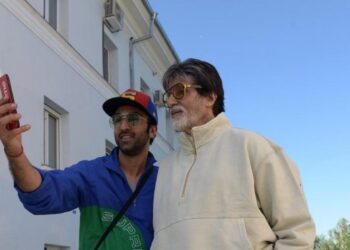 Amitabh Bachchan writes a handwritten note to Ranbir Kapoor: અમિતાભ બચ્ચને રણબીર કપૂરને ગિફ્ટમાં આપેલા સ્નીકર્સ પહેરીને કામ કર્યું, હસ્તલિખિત નોંધ પણ મોકલી અને લખ્યું: ‘ટ્રાય ધેમ ઓન’