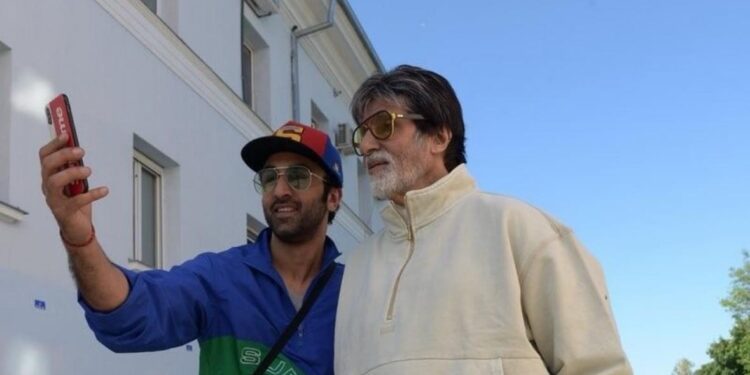 Amitabh Bachchan writes a handwritten note to Ranbir Kapoor: અમિતાભ બચ્ચને રણબીર કપૂરને ગિફ્ટમાં આપેલા સ્નીકર્સ પહેરીને કામ કર્યું, હસ્તલિખિત નોંધ પણ મોકલી અને લખ્યું: ‘ટ્રાય ધેમ ઓન’