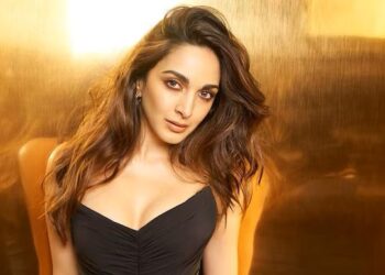 Kiara Alia Advani rocks the oversized trend in all-black: કિયારા આલિયા અડવાણી ઓલ-બ્લેકમાં ઓવરસાઈઝના ટ્રેન્ડને રોકે છે