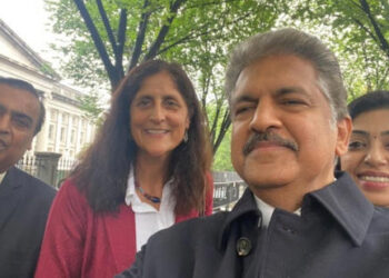When Mukesh Ambani ran to get selfie from Sunita: મુકેશ અંબાણી જ્યારે સુનિતા વિલિયમ્સને મળ્યાં હતાં ત્યારે…. આનંદ મહિન્દ્રાના સૌજન્યથી થ્રોબેક તસવીર