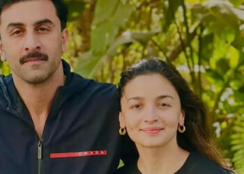 Alia Bhatt, Ranbir Kapoor twin in coordinated outfits in a new picture; fans say ‘made for each other’: આલિયા ભટ્ટ અને રણબીર કપૂર સરખા ડ્રેસિંગમાં જોવા મળ્યાં; ચાહકોએ મેડ ફોર ઈચ અધર કહ્યું