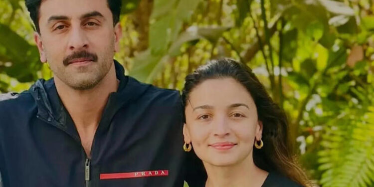 Alia Bhatt, Ranbir Kapoor twin in coordinated outfits in a new picture; fans say ‘made for each other’: આલિયા ભટ્ટ અને રણબીર કપૂર સરખા ડ્રેસિંગમાં જોવા મળ્યાં; ચાહકોએ મેડ ફોર ઈચ અધર કહ્યું