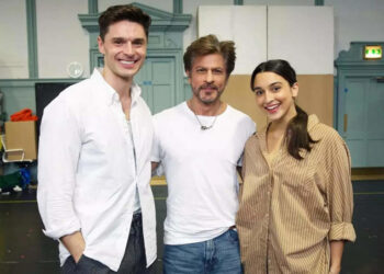 DDLJ returns after 30 years: Shah Rukh Khan meets new Raj and Simran as he visits Aditya Chopra’s UK production set: ૩૦ વર્ષ પછી DDLJ રિટર્ન: શાહરૂખ ખાન આદિત્ય ચોપરાના યુકે પ્રોડક્શન સેટની વિઝીટ વખતે નવા રાજ અને સિમરનને મળે છે