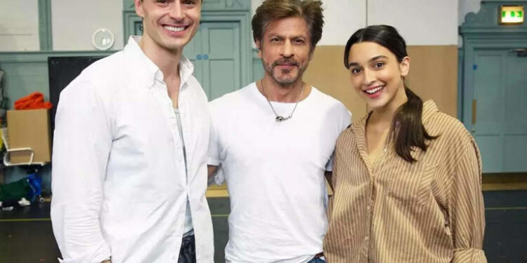 DDLJ returns after 30 years: Shah Rukh Khan meets new Raj and Simran as he visits Aditya Chopra’s UK production set: ૩૦ વર્ષ પછી DDLJ રિટર્ન: શાહરૂખ ખાન આદિત્ય ચોપરાના યુકે પ્રોડક્શન સેટની વિઝીટ વખતે નવા રાજ અને સિમરનને મળે છે