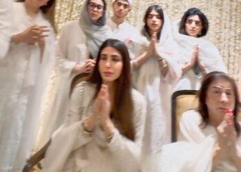 Karisma Kapoor joins Sunjay Kapur’s wife Priya Sachdev in prayer meet; Kareena Kapoor Khan: સંજય કપૂરની પ્રાર્થના સભામાં પત્ની પ્રિયા સાથે કરિશ્મા કપૂર જોડાઈ; કરીના કપૂર ખાન, સૈફ અલી ખાન અને નેહા ધૂપિયા પણ હાજર