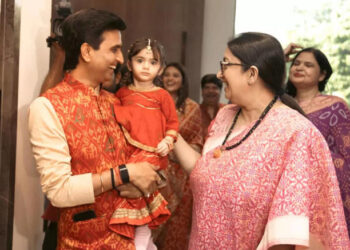 Smriti Irani’s Hariyali Teej Visit to Poet Kumar Vishwas’ Home Rekindles the Spirit of Kyunki Saas Bhi Kabhi Bahu Thi: હરિયાલી તીજે કવિ કુમાર વિશ્વાસના ઘરે સ્મૃતિ ઈરાનીની મુલાકાતે ક્યૂંકી સાસ ભીની ભાવનાને ફરી જાગૃત કરી
