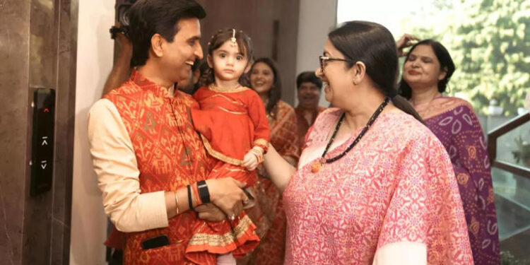 Smriti Irani’s Hariyali Teej Visit to Poet Kumar Vishwas’ Home Rekindles the Spirit of Kyunki Saas Bhi Kabhi Bahu Thi: હરિયાલી તીજે કવિ કુમાર વિશ્વાસના ઘરે સ્મૃતિ ઈરાનીની મુલાકાતે ક્યૂંકી સાસ ભીની ભાવનાને ફરી જાગૃત કરી