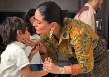 Mommy Kareena Kapoor pauses glam prep session to give Jeh a kiss: ‘My baby who just came back from school: મમ્મી કરીના કપૂરે જેહને કિસ કરવા માટે ગ્લેમ પ્રેપ સત્ર અટકાવ્યું: ‘મારું બાળક જે હમણાં જ સ્કૂલેથી પાછું આવ્યું છે…’