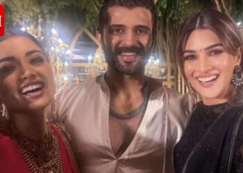 Kriti Sanon joins Vijay Deverakonda and Rashmika Mandanna at star-studded wedding reception; ‘Cocktail 2′ girls cuddle up for cute pic: વિજય દેવરાકોંડા અને રશ્મિકાના રિસેપ્શનમાં કૃતિ સેનન જોડાઈ,’કોકટેલ 2’ ગર્લ્સ સુંદર તસવીર માટે ગળે વળગી