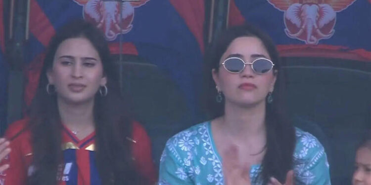 Arjun Tendulkar’s sister Sara Tendulkar, wife Saaniya Chandhok in stands for LSG vs GT clash: અર્જુન તેંડુલકરની બહેન સારા તેંડુલકર અને પત્ની સાનિયા ચાંડોક LSG વિરુદ્ધ GT મુકાબલામાં સ્ટેડિયમમાં જોવા મળ્યાં