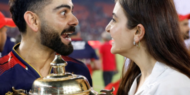 Times when Virat Kohli looked like Anushka Sharma’s biggest fan: એ સમય જ્યારે વિરાટ કોહલી અનુષ્કા શર્માના સૌથી મોટા ચાહક જેવો દેખાતો હતો