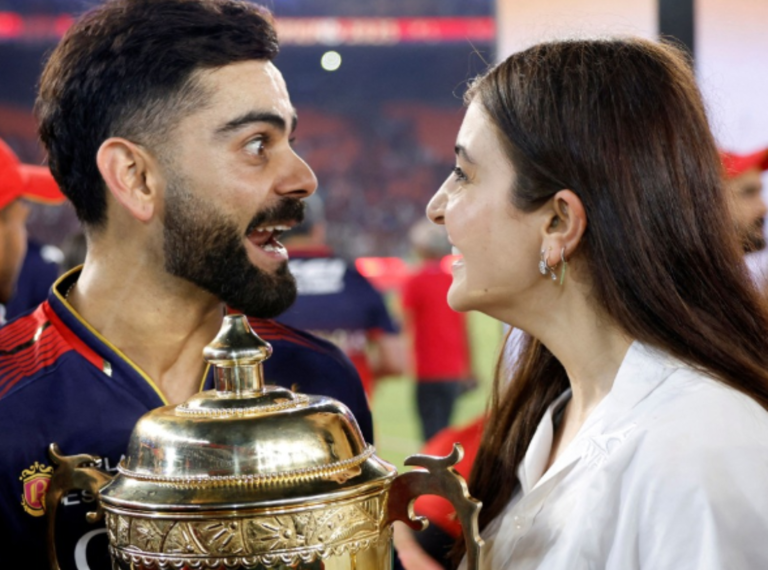 Times when Virat Kohli looked like Anushka Sharma’s biggest fan: એ સમય જ્યારે વિરાટ કોહલી અનુષ્કા શર્માના સૌથી મોટા ચાહક જેવો દેખાતો હતો