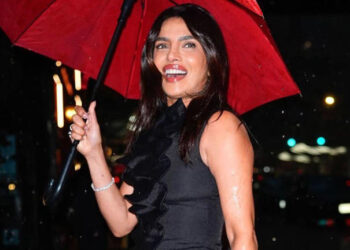 Priyanka Chopra stuns in a black maxi dress worth Rs 14 lakh at the Cycle of Love premiere in New York: ન્યૂયોર્કમાં ‘ધ સાઇકલ ઓફ લવ’ના પ્રીમિયરમાં પ્રિયંકા ચોપરા બ્લેક મેક્સી ડ્રેસમાં છવાઈ