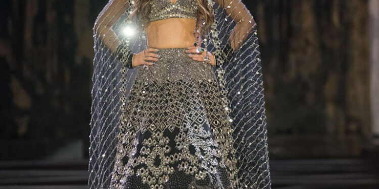 Kriti Sanon taps into her wild side in a black mirror-work lehenga at Abhinav Mishra’s couture show: અભિનવ મિશ્રાના કૌતુર શોમાં કાળા રંગના મિરર-વર્ક લહેંગામાં કૃતિ સેનનનો વાઇલ્ડ અંદાજ